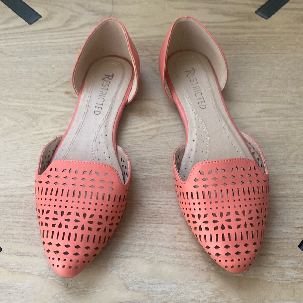 Restricted brand coral flats. Size 7. Great condition.
